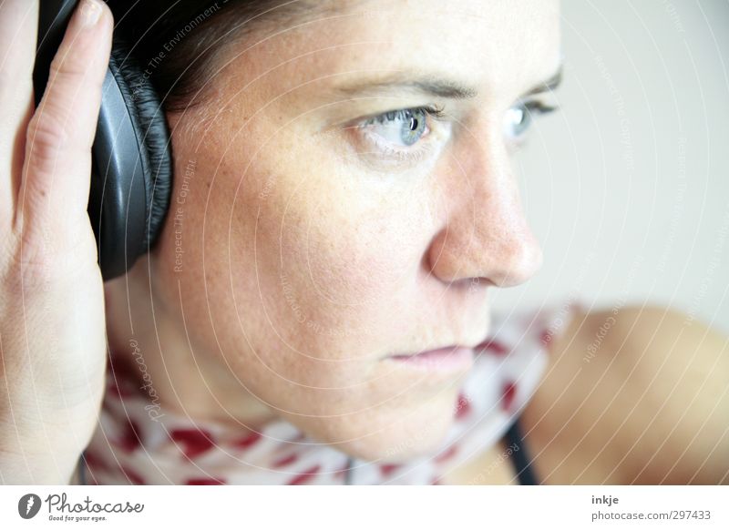 Hören Lifestyle Freizeit & Hobby Musik Frau Erwachsene Leben Gesicht 1 Mensch 30-45 Jahre Musik hören Kopfhörer Gefühle Stimmung Interesse Inspiration