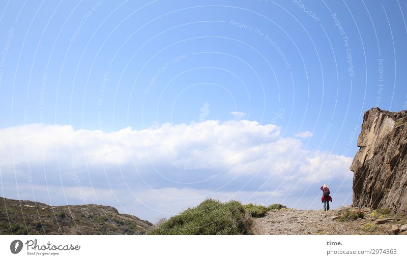 Höhenwind feminin Frau Erwachsene 1 Mensch Umwelt Natur Landschaft Himmel Wolken Horizont Schönes Wetter Berge u. Gebirge Hose Jacke Rucksack Hut festhalten
