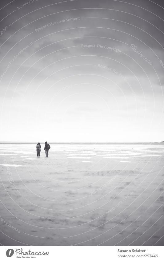 rømø | 2 Mensch Sand schlechtes Wetter laufen Strand Rømø Spaziergang Ewigkeit Ferne Horizont dunkel Schwarzweißfoto Außenaufnahme Tag Licht Sonnenlicht
