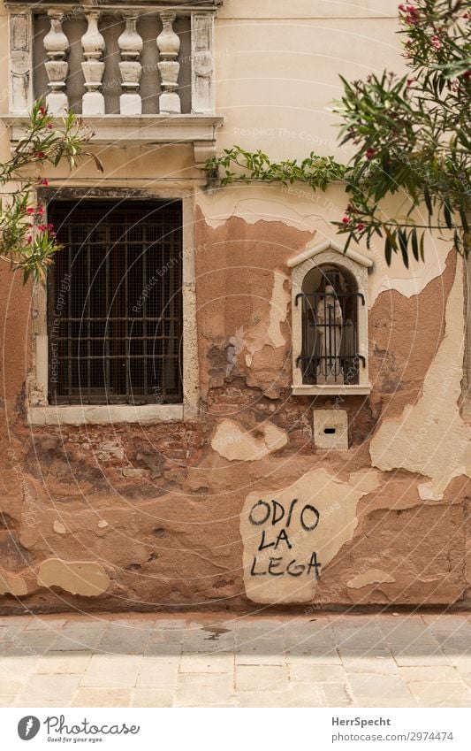 Vielleicht hilft nur noch Beten? Venedig Altstadt Mauer Wand Fenster Schriftzeichen Graffiti Armut rebellisch trashig trist Stadt braun Wut Hass rebellieren