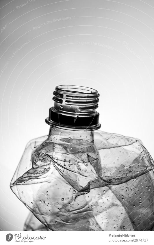 Plastic Bottle Kunststoff Wasser gebrauchen ästhetisch Billig Sicherheit Schutz achtsam Wachsamkeit Durst Flasche Kunststoffverpackung Pfandflasche