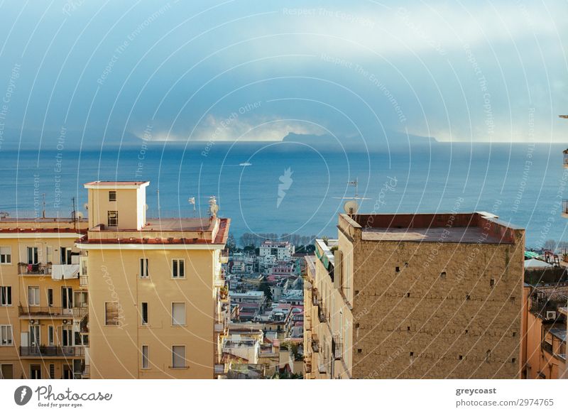 Malerische Szene von Neapel, Italien. Wolken über dem Meer und Stadt Küste mit Häusern Haus Himmel Gebäude Architektur Fenster hoch Stadtbild Bucht Napoli