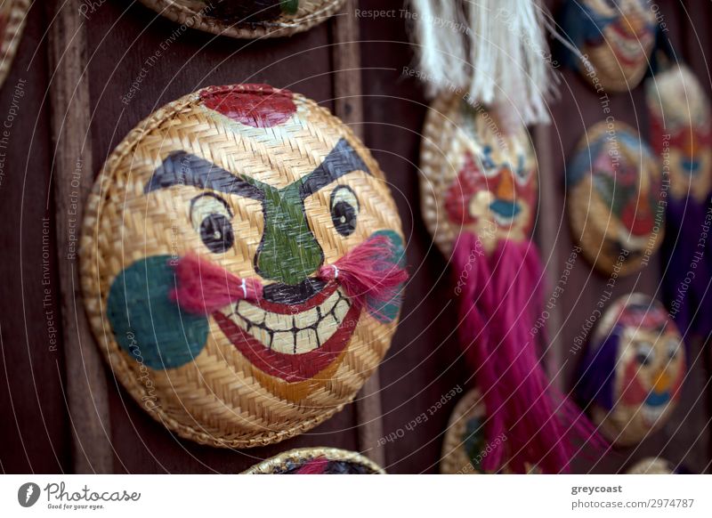 Souvenir-Masken auf einem Hanoi-Marktplatz in Nahaufnahme Ausstellung Oberlippenbart Vollbart Lächeln Vietnam Mundschutz Korb orogonal heimisch horizontal