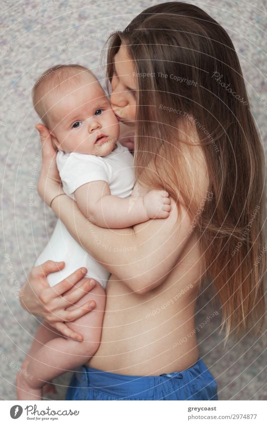 Ein ruhiges, volles Neugeborenes - in den Armen seiner jungen, nackten Mutter Kind Mensch Baby Frau Erwachsene Familie & Verwandtschaft 2 0-12 Monate