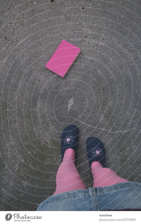 ein buch lesen Bildung lernen feminin Frau Erwachsene Beine Fuß Buch Stadt Straße Hausschuhe trashig rosa skurril Textfreiraum einfach Niveau