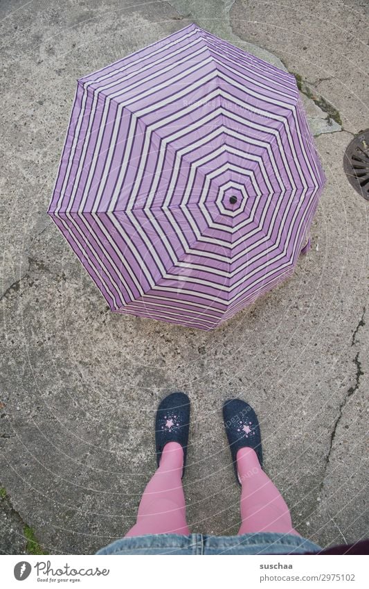 wetteraussichten feminin Frau Erwachsene Beine Fuß Klima Klimawandel Wetter schlechtes Wetter Regen Stadt Straße Hausschuhe Sicherheit Schutz Regenschirm