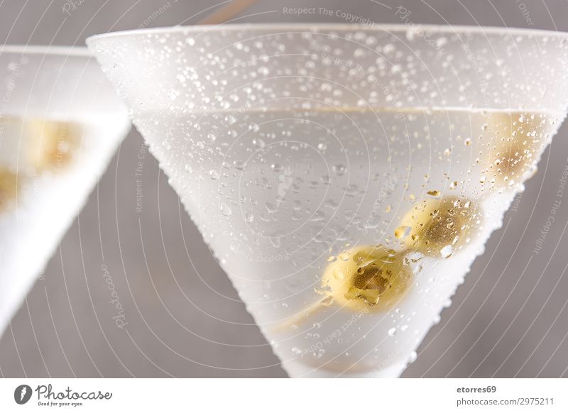 Klassische Trocken-Martini mit Oliven Getränk Alkohol elegant Glas Tropfen Flüssigkeit frisch süß trocken klassisch Cocktail liquide durchsichtig Wermut Vodka