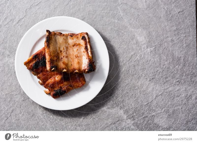 Gegrillte Grillrippen Fleisch Sommer Tisch Stein lecker grau Amerikaner Barbecue grillen Rindfleisch Knochen kochen & garen Textfreiraum Fett Geschmack