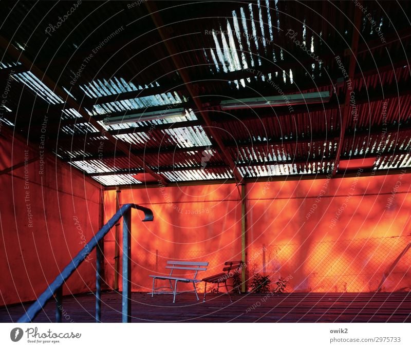 Spielpause Parkbank Bühne Bühnenbild Treppengeländer Dach stehen warten rot geduldig ruhig Farbfoto Außenaufnahme Strukturen & Formen Menschenleer