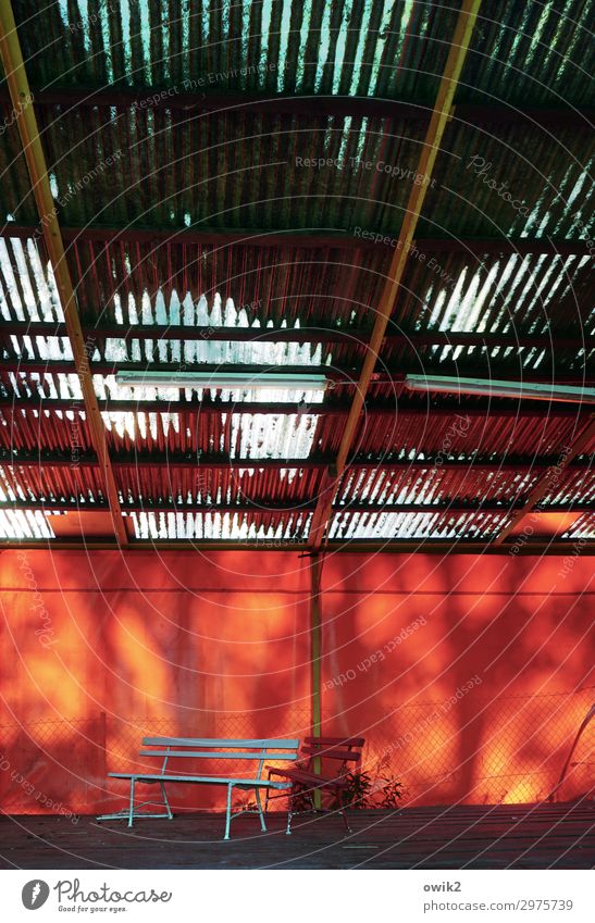 Buntes Programm Parkbank Bühne Dach Abdeckung Holz Metall Kunststoff stehen warten trist rot geduldig ruhig bescheiden sparsam stagnierend Bühnenbeleuchtung