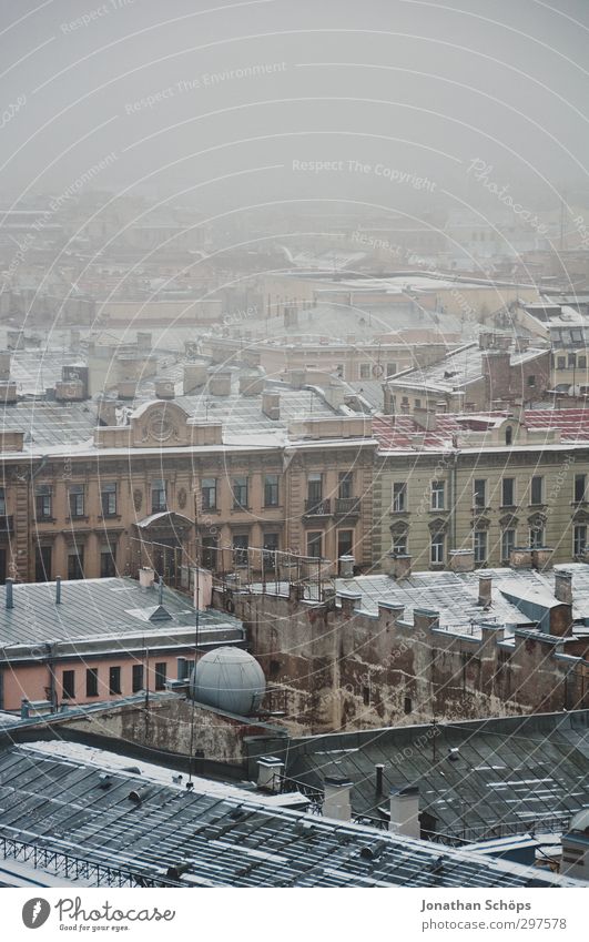 St. Petersburg IV Russland Stadt Hafenstadt Stadtzentrum Altstadt bevölkert Haus Bauwerk Gebäude Architektur kalt Nebel Aussicht Ferne Nebelschleier grau trist