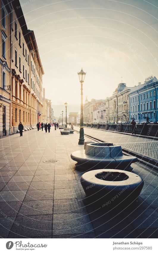 St. Petersburg VI Russland Stadt Hafenstadt Stadtzentrum Altstadt bevölkert Haus Bauwerk Gebäude Architektur kalt grau trist trüb Farbfoto Außenaufnahme Tag