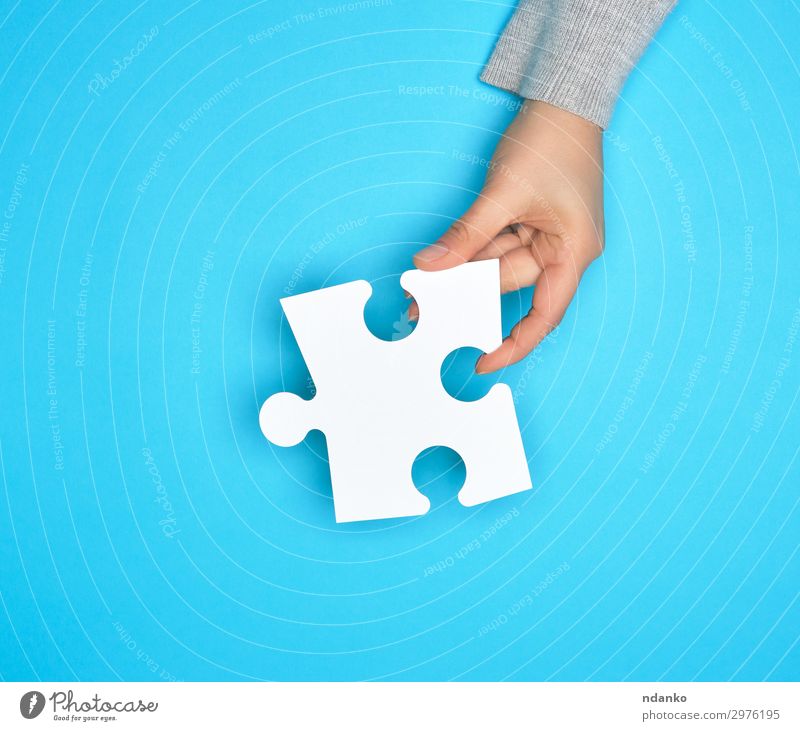 weibliche Hand hält weißes leeres Papierpuzzle Spielen Arbeit & Erwerbstätigkeit Business blau Farbe Idee Kreativität Krise Teamwork Menschen