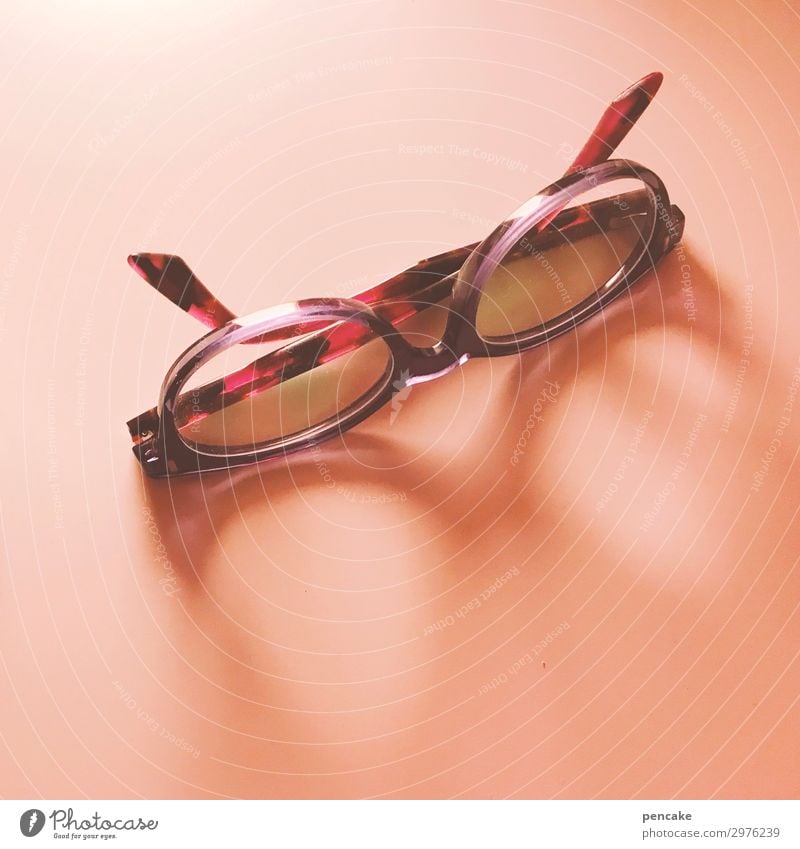 isolation | ohne brille Brille Blick blind Sehvermögen Sehtest Brillengestell Isoliert (Position) rosa Pause ruhend Schwäche liegen schlafen Suche Farbfoto
