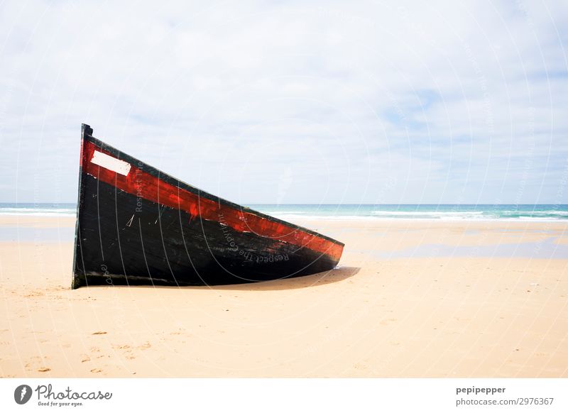 boot Freizeit & Hobby Tourismus Ausflug Sommer Strand Meer Wellen Wasser Himmel Küste Atlantik Spanien Andalusien Schifffahrt Fischerboot Sand Linie alt rot