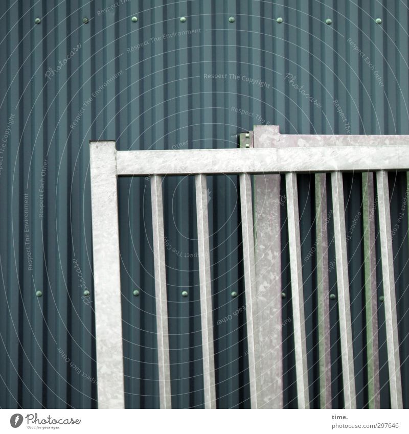 Rømø | Verschnaufpause Industrieanlage Bauwerk Scheune Lagerhalle Mauer Wand Tor Pferch Metall stehen eckig einfach fest kalt trocken Stadt grau grün Business