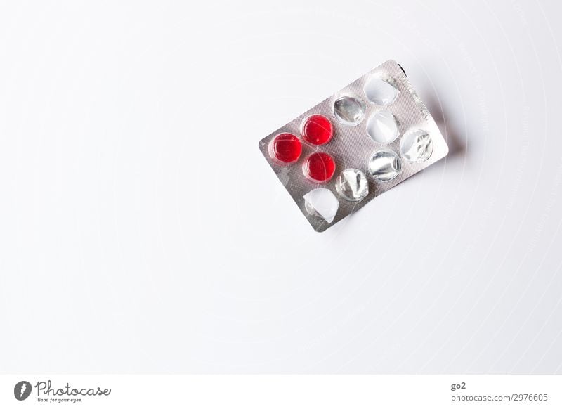 Rote Tabletten Gesundheit Gesundheitswesen Behandlung Krankenpflege Krankheit Medikament Verpackung Kunststoff rot Farbfoto Innenaufnahme Studioaufnahme