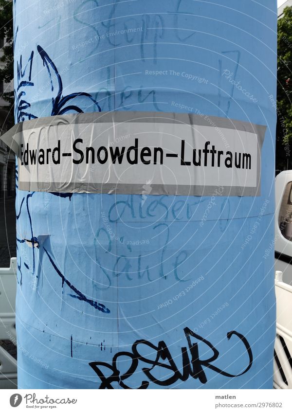 Luftraum Stadt Hauptstadt Menschenleer alt authentisch blau grau schwarz Litfaßsäule Demontage Snowden Schriftzeichen Werbung Farbfoto Außenaufnahme Tag