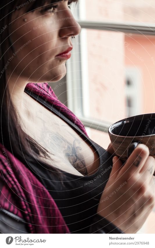 Am Fenster trinken Heißgetränk Kaffee Tee Tasse Sinnesorgane Raum Feierabend Mensch feminin Junge Frau Jugendliche 1 Tattoo Piercing beobachten genießen