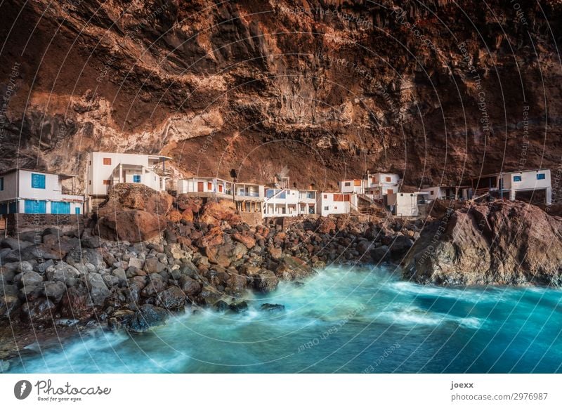 Piratenbucht Felsen Wellen Meer Insel La Palma Bucht Tijarafe Spanien Menschenleer Haus Hütte alt maritim blau braun weiß bizarr chaotisch einzigartig