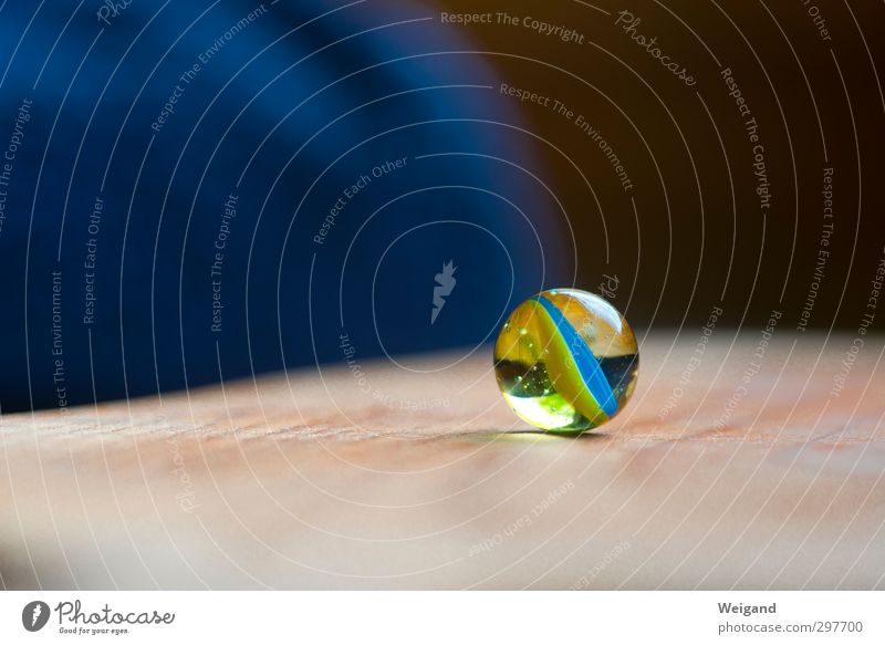 Mini-Kosmos Glas träumen blau mehrfarbig Zufriedenheit Kraft Pause Murmel Kugel rund durchsichtig Farbfoto Innenaufnahme Makroaufnahme Menschenleer