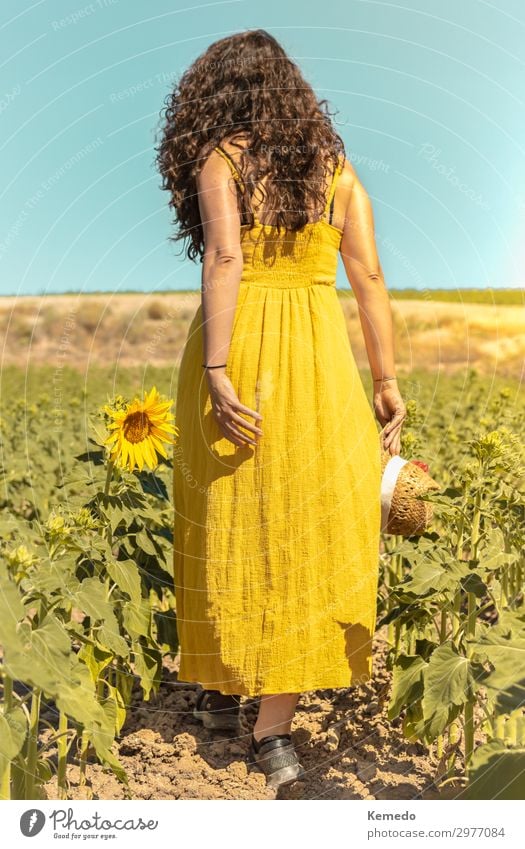 Junge Frau mit gelbem Kleid und Hut wandert auf dem Land. Lifestyle Stil Design schön Haare & Frisuren Wellness Leben harmonisch Erholung ruhig Freizeit & Hobby