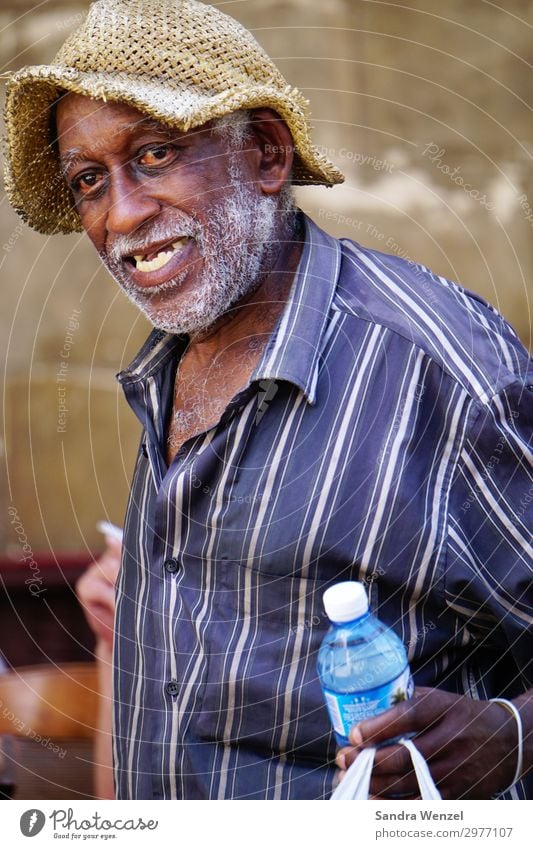 Kubaner Mensch maskulin Senior Leben 1 Hemd Hut grauhaarig Dreitagebart Vollbart Behaarung alt gehen genießen außergewöhnlich positiv dünn Havanna Mann Farbfoto