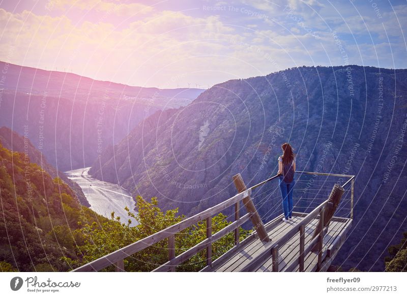 Junge Frau auf einem Aussichtspunkt der Sil Canions. Lifestyle schön Freizeit & Hobby Ferien & Urlaub & Reisen Tourismus Ausflug Abenteuer Ferne Sightseeing
