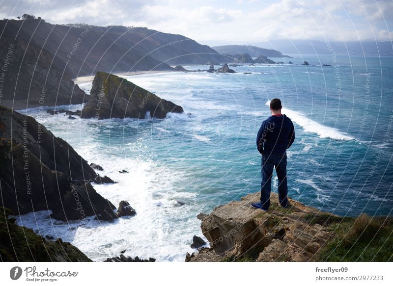 Ein Mann genießt den Blick auf die Klippen von Loiba, Galizien. schön Ferien & Urlaub & Reisen Tourismus Sommer Strand Meer Wellen Berge u. Gebirge 1 Mensch