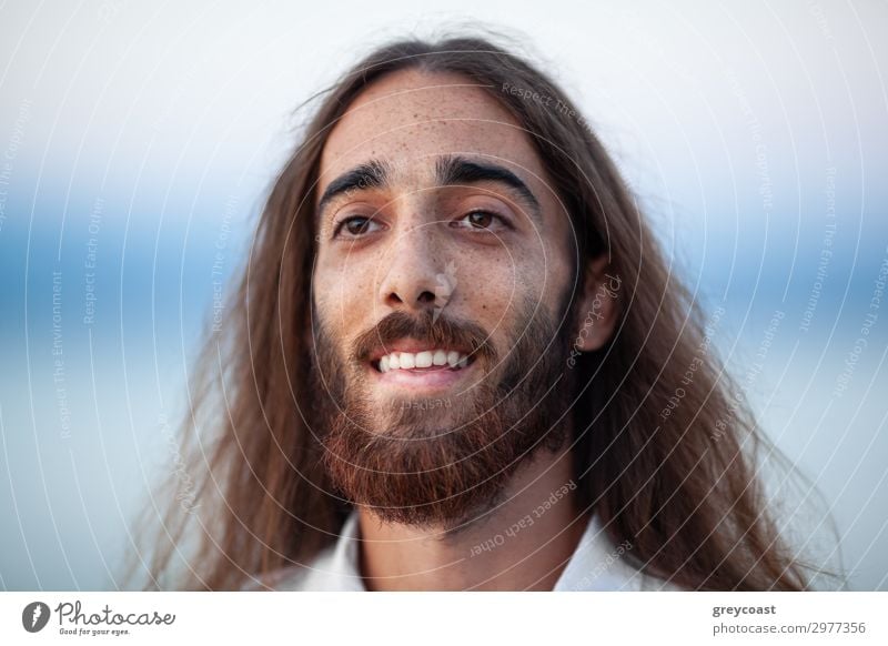 Porträt eines jungen Mannes mit langen Haaren, Bart und einem freundlichen Lächeln im Gesicht Mensch maskulin Freundschaft Erwachsene 1 brünett langhaarig