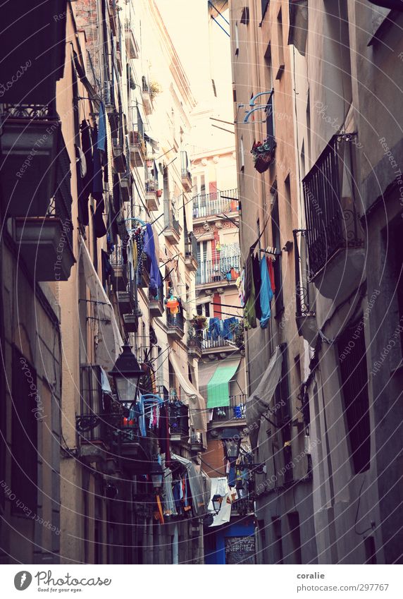 Barcelona Stadt Stadtzentrum Altstadt überbevölkert Haus Hochhaus Mauer Wand Fassade Balkon Fenster Zusammensein Unendlichkeit hoch verrückt Nachbar Nachbarhaus