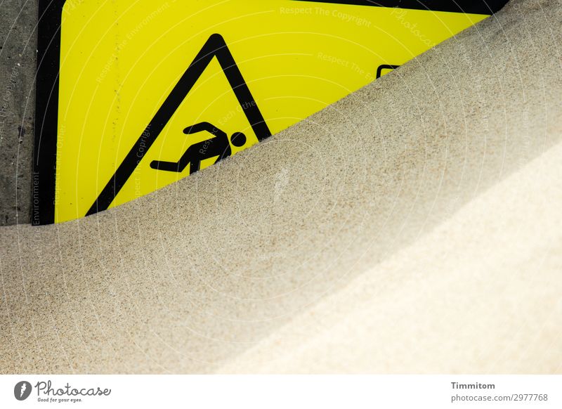 Kopf nicht in den Sand stecken! Dänemark Beton Kunststoff Hinweisschild Warnschild gelb schwarz Mole Farbfoto Außenaufnahme Menschenleer Tag