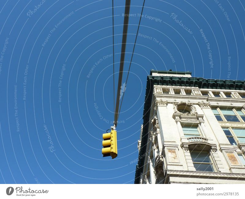 Verkehrsregelung... Ampel gelb New York City USA Amerika Haus Froschperspektive Sonnenlicht Textfreiraum links Außenaufnahme Menschenleer Straßenkreuzung