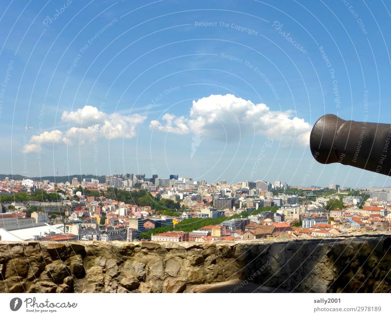 Das Kanonenrohr, der Wolkenmacher... Stadt Aussicht Festung Befestigung schönes Wetter Wölkchen Großstadt Befestigungsanlage Verteidigung Verteidigungsanlage