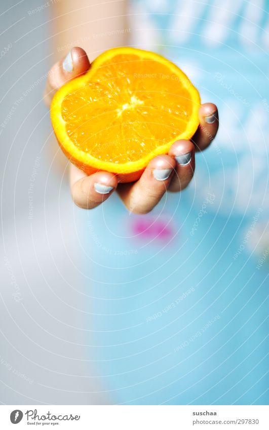 vitamin c II Kind Kindheit Orange Vitamin Hand Finger frisch Gesundheit Gesunde Ernährung Bioprodukte saftig blau Gesundheitswesen fruchtig Frucht Vitamin C
