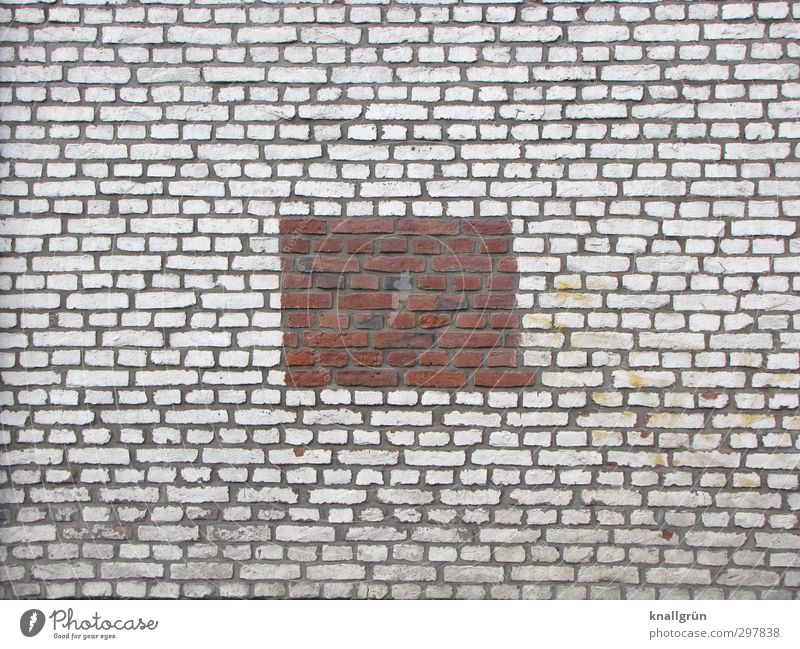 Passt! Mauer Wand Fassade Backstein außergewöhnlich eckig einzigartig braun weiß Idee Kreativität Mittelpunkt Rechteck Fuge Farbfoto Außenaufnahme Menschenleer