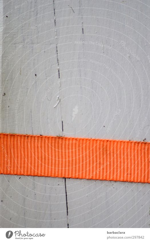 Liebe fürs Detail | Pfosten mit Hüftgürtel Haus Terrasse Balken Kunststoffverpackung Holz Streifen Schnur Riss leuchten hell orange weiß Stress Sicherheit