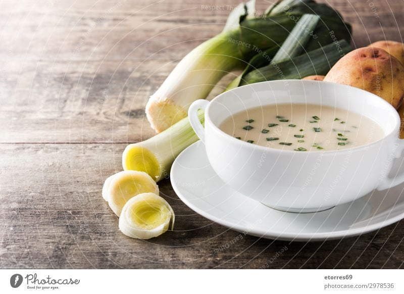 Französische Vichyssous-Suppe in der Schüssel Gemüse Eintopf Ernährung Vegetarische Ernährung Diät Schalen & Schüsseln Holz frisch weiß Tradition Amuse-Gueule