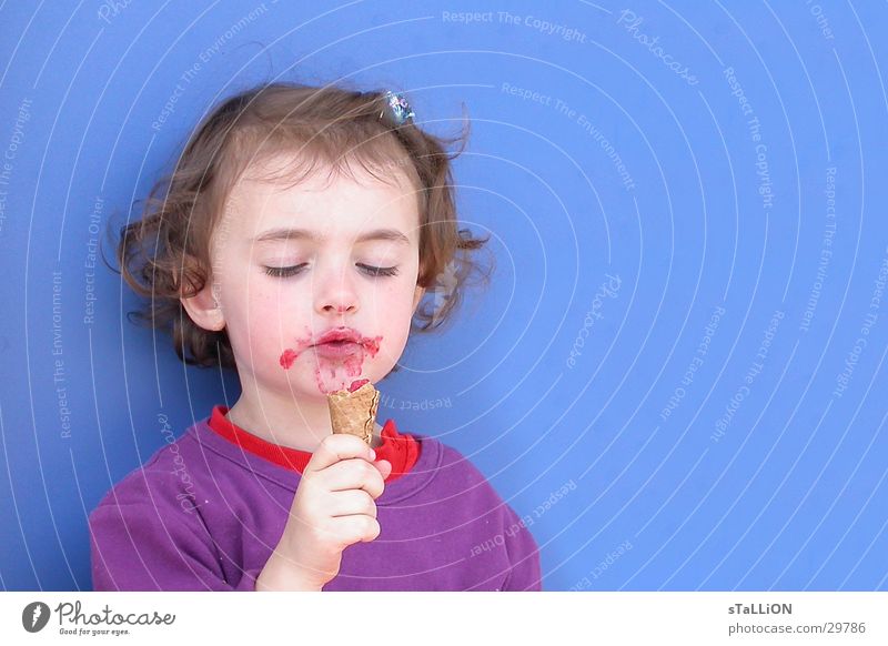 l'enfant Kind Mädchen lecker süß blau Eis Schlamm genießen