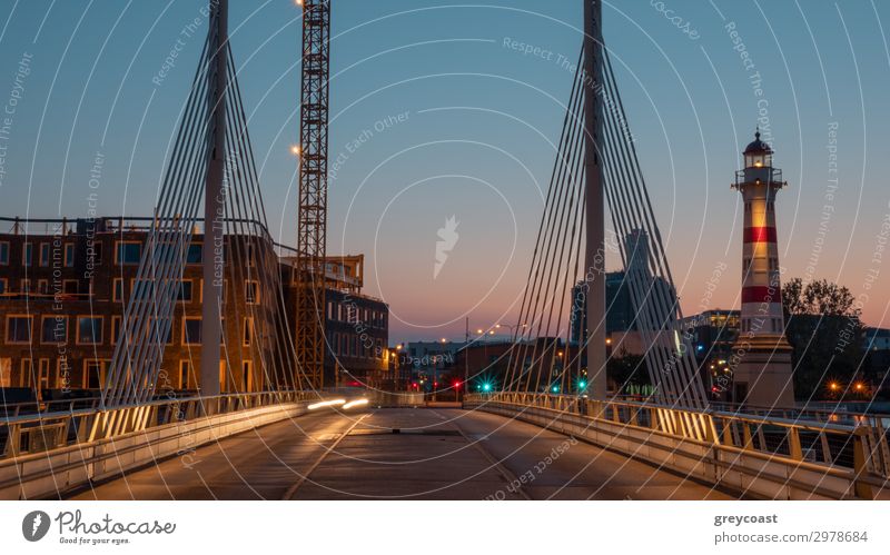 Eine Abendlandschaft von Malmö - mit Brückenkonstruktionen und einem Leuchtturm Landschaft Sonnenaufgang Sonnenuntergang Stadt Architektur Blick Abenteuer
