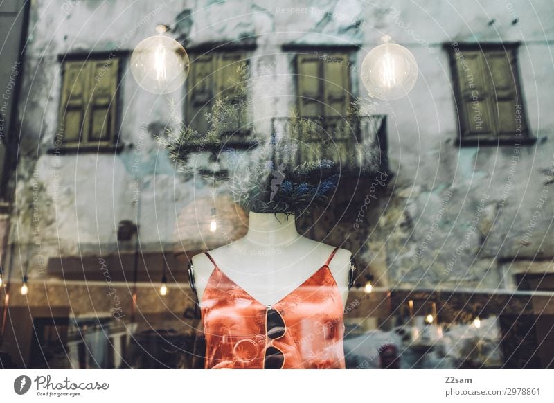 Schaufensterpuppe abstrakt Torso Stadt Ladengeschäft Boutique Kleid stehen Coolness elegant trendy modern rot Design Farbe Inspiration schön Surrealismus