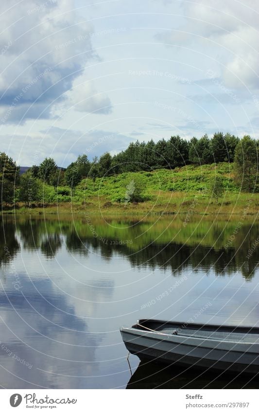 Ruhe und Stille am See in Schottland Boot Seeufer schottisch nordische Natur nordische Romantik Norden schottische Natur Einsamkeit malerisch Erholung Wasser