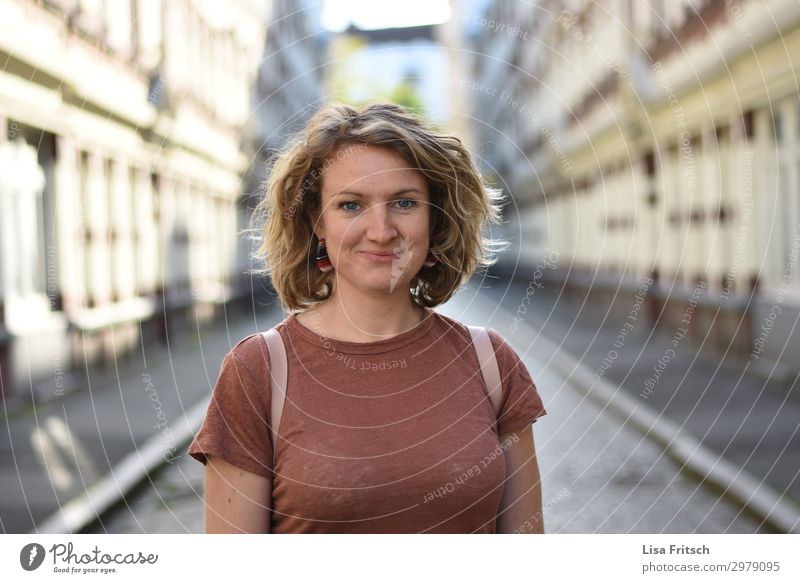 Frau, kurzhaarig, grinsen, Passage Tourismus Städtereise Erwachsene 1 Mensch 18-30 Jahre Jugendliche Schönes Wetter Hamburg Haus Gasse T-Shirt blond Locken