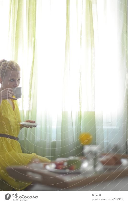 Neugier Lebensmittel Frühstück Kaffeetrinken Heißgetränk Häusliches Leben Mensch feminin Frau Erwachsene 1 18-30 Jahre Jugendliche Fenster Kleid blond sitzen