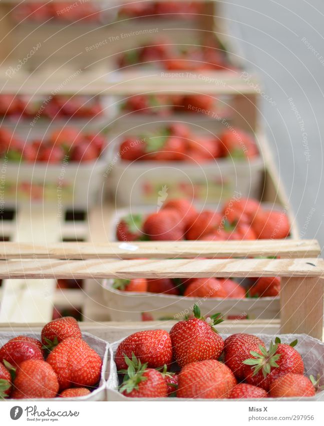Erdbeeren Lebensmittel Frucht Ernährung Bioprodukte Vegetarische Ernährung verkaufen frisch Gesundheit lecker saftig süß rot Beeren Obstkorb Obstkiste