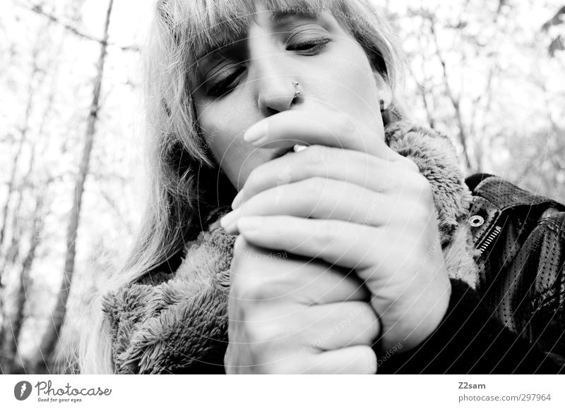 laster Lifestyle feminin Junge Frau Jugendliche 18-30 Jahre Erwachsene Blume Sträucher Wald Fell Lederjacke Piercing Schal blond langhaarig festhalten Rauchen