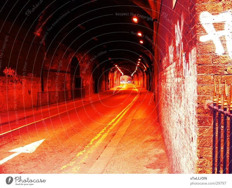 Tunnelblick London rot leer Verkehr Pfeil Straße orange
