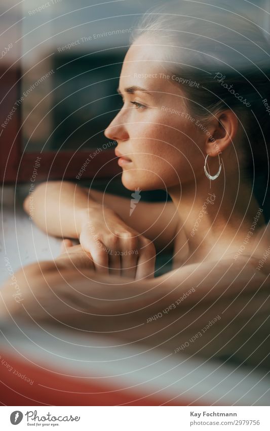 Melancholische Frau schaut aus dem Fenster schön Körperpflege Gesundheit feminin Junge Frau Jugendliche Erwachsene Leben 1 Mensch 18-30 Jahre Ohrringe brünett