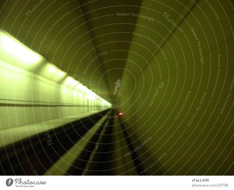 Bahntunnel Tunnel fahren grün Magnetschwebebahn Beton Geschwindigkeit Verkehr Flugzeugzubringer
