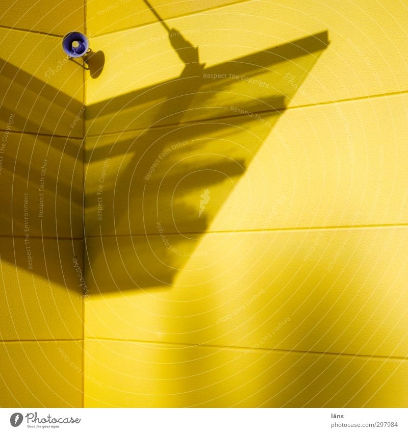 Ansage in gelb Gelb Lautsprecher Wand Fassade Gebäude Schatten